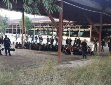 Τεράστια αστυνομική επιχείρηση για να απομακρυνθούν οι παράνομοι αλλοδαποί από το λιμάνι της Πάτρας (βίντεο)